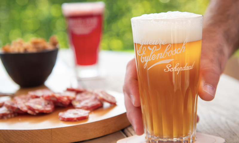 Eylenbosch bieren in een glas met een borrelplankje ertussenin